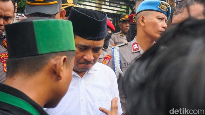 Ketua Komisi II DPRD Tarakan Simon Patino menemui massa aksi tolak revisi UU TNI.