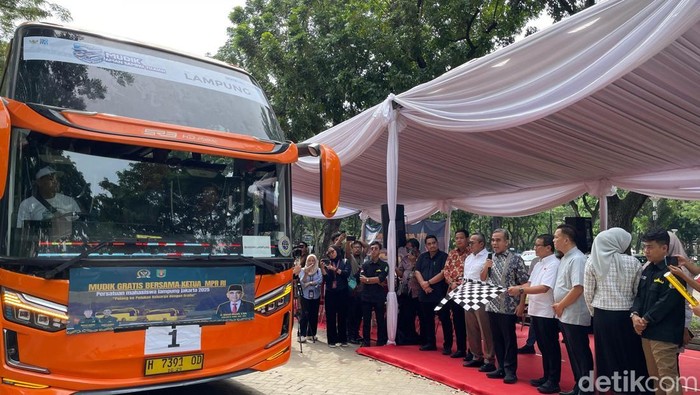 Ketua MPR RI Ahmad Muzani melepas keberangkatan peserta mudik gratis dengan bus di Parkir Timur GBK. (Anggi Muliawati/detikcom).