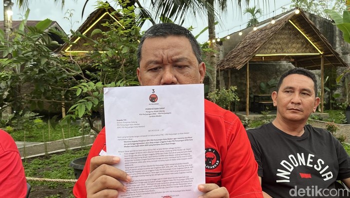Ketua PAC PDIP Medan Helvetia Jonlys Purba saat tunjukkan surat pernyataan (Kartika/detikcom)