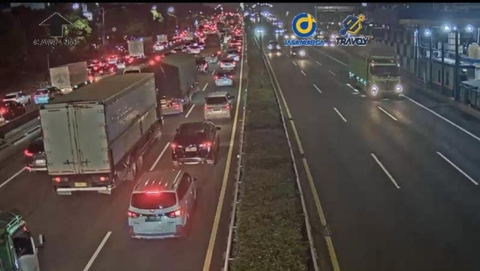 Kondisi lalu lintas di Tol Dalam Kota KM 6+400, Jumat malam