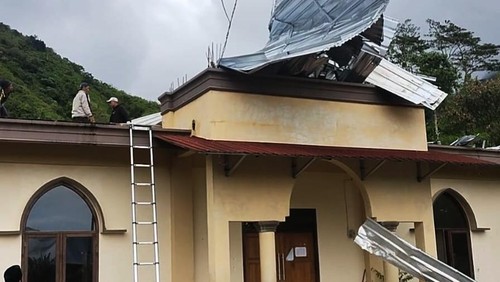 Kondisi masjid di Desa Sembalun Bumbung, Kecamatan Sembalun, Lombok Timur, NTB, rusak akibat diterjang hujan deras dan angin kencang, Kamis (20/3/2025). (Dok. Istimewa)