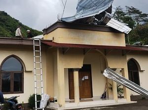 Angin Kencang Terjang Sembalun, Masjid-Rumah Warga Rusak Parah