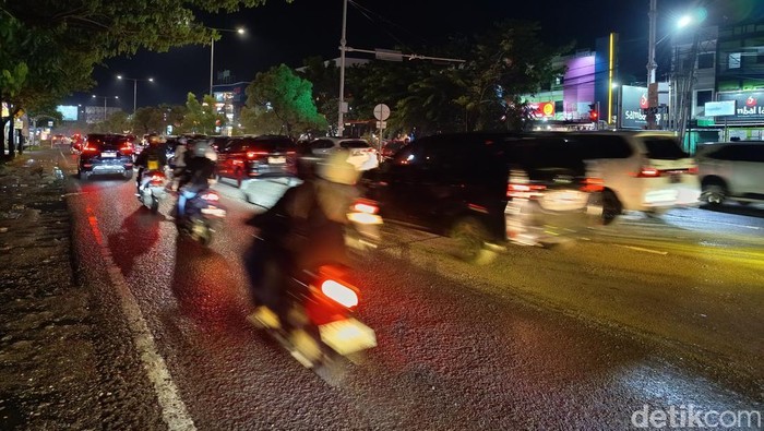 Lalu lintas di pertigaan Jalan Perintis Kemerdekaan-Dr. Leimena Makassar berangsur normal.