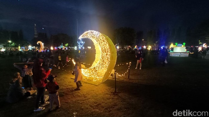Lampu ornamen menghiasi Alun-alun dan jalanan protokol di Kabupaten Purbalingga dalam gelaran Festival Ramadan Light, Kamis (20/3/2025).