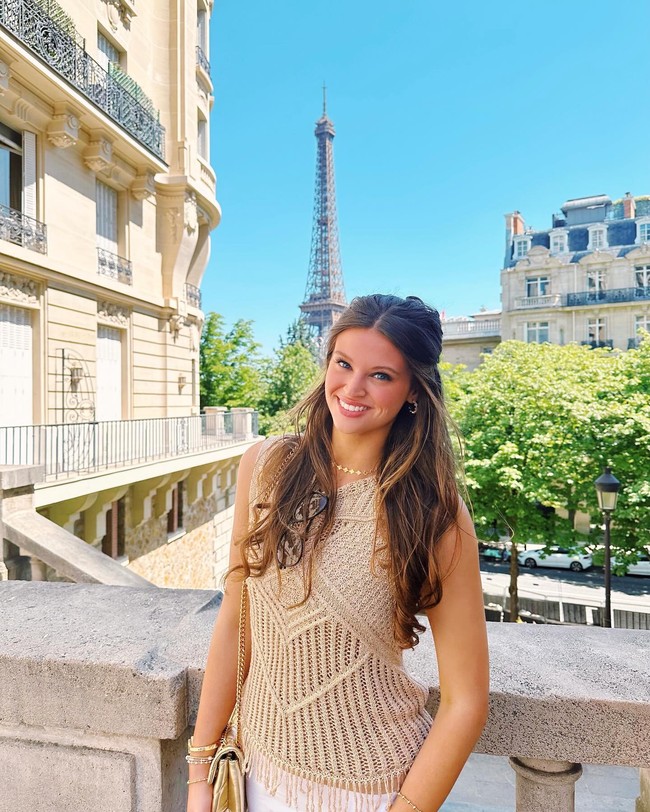 “Aku suka semua komentar yang menyindirku, bilang dia sedang dalam perjalanan ke Lululemon atau dia pasti sangat kebelet. Aku tidak terlalu tersinggung,” kata Lily. Foto: Instagram