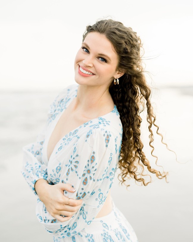 “Awalnya petugas melihatku saat dia mengemudi ke arah yang berlawanan. Dia bilang, ‘kamu ngebut dan dia sangat ramah, dan aku pun sangat ramah, dan dia hanya memberi saya surat tilang,  Begitu aku kembali ke mobil, tanpa sengaja aku mulai ngebut lagi. Saat aku sadar, dia menghentikanku lagi dan menangkapku,” kata mahasiswa University of Georgia tersebut. Foto: Dok Instagram Lily Stewart