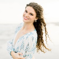 “Awalnya petugas melihatku saat dia mengemudi ke arah yang berlawanan. Dia bilang, ‘kamu ngebut dan dia sangat ramah, dan aku pun sangat ramah, dan dia hanya memberi saya surat tilang,  Begitu aku kembali ke mobil, tanpa sengaja aku mulai ngebut lagi. Saat aku sadar, dia menghentikanku lagi dan menangkapku,” kata mahasiswa University of Georgia tersebut. Foto: Dok Instagram Lily Stewart