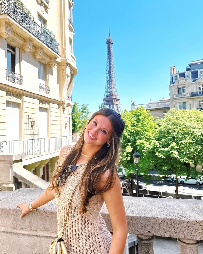 Di kolom komentar banyak pria terpesona dengannya. “Apapun yang dilakukannya hatiku berkata dia tidak bersalah,” “Aku akan membayar jaminannya,” “Dia seperti guru kelas 3 SD yang telah masuk kelas,” “Dia seperti wanita bermental stabil vsco dengan keluarga utuh,” tulis netizen. Foto: Dok Instagram Lily Stewart