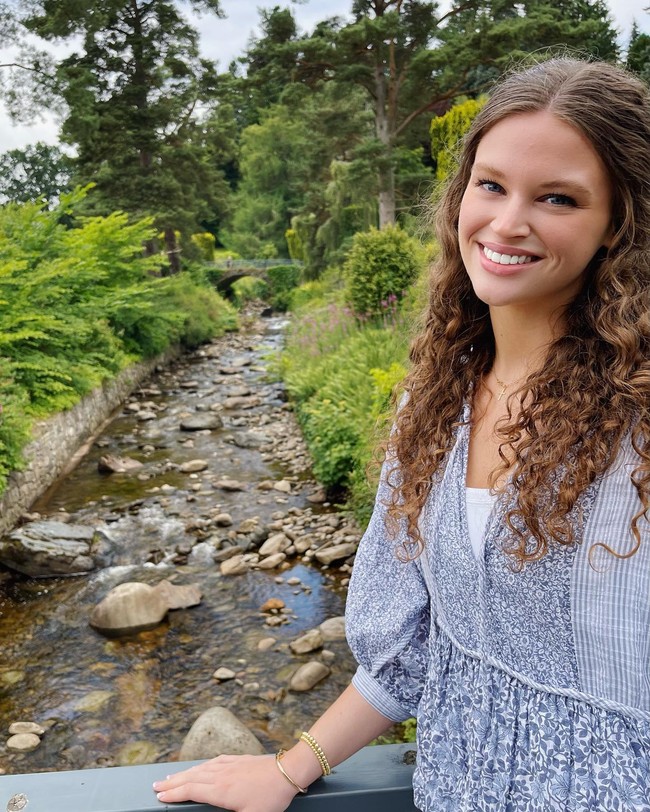 Setelah viral, sosok Lily tentu bisa penasaran netizen. Dilansir NYPost, wanita cantik itu ternyata adalah seorang mahasiswi berusia 20 tahun yang ditangkap karena mengebut. Foto: Dok Instagram Lily Stewart