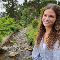 Setelah viral, sosok Lily tentu bisa penasaran netizen. Dilansir NYPost, wanita cantik itu ternyata adalah seorang mahasiswi berusia 20 tahun yang ditangkap karena mengebut. Foto: Dok Instagram Lily Stewart