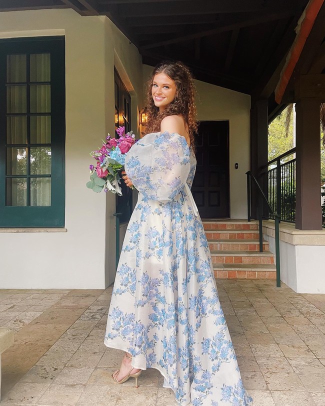 Uniknya, hari itu LIly dua kali ditangkap karena ketahuan berkendara dengan kecepatan tinggi saat menuju acara ulang tahun teman. Lily bahkan sempat diborgol dan dibawa dengan mobil polisi. Foto: Dok Instagram Lily Stewart