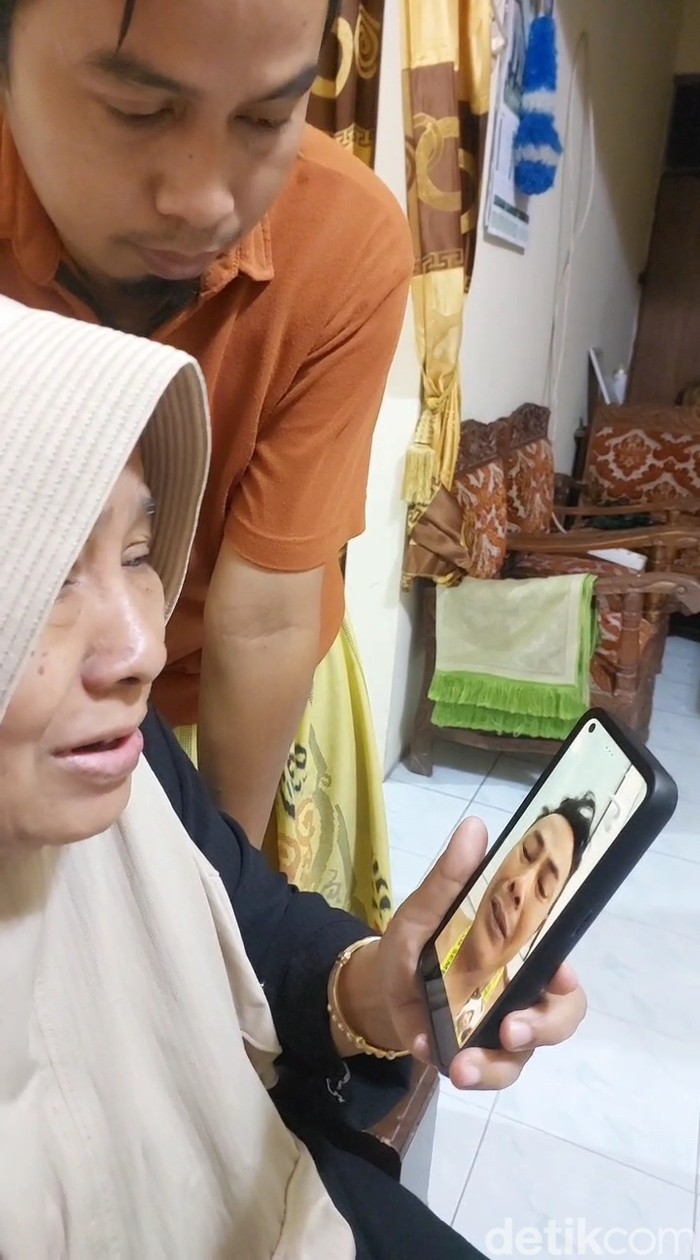 Lukman Hakim saat mengabarkan ke ibu kabar istrinya meninggal kecelakaan saat umrah