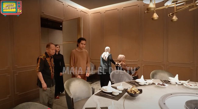 Maia Estianty baru-baru ini terlihat bukber bersama anak-anak dan orangtuanya. Diantara ketiga anaknya, Dul dan kekasihnya, Tissa yang pertama kali hadir. Foto: YouTube/MAIA ALELDUL TV