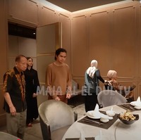 Maia Estianty baru-baru ini terlihat bukber bersama anak-anak dan orangtuanya. Diantara ketiga anaknya, Dul dan kekasihnya, Tissa yang pertama kali hadir. Foto: YouTube/MAIA ALELDUL TV