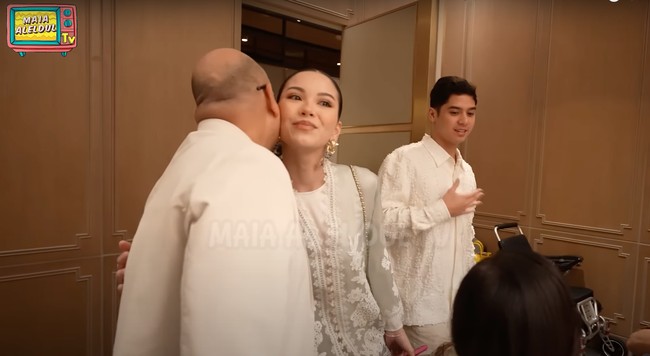 Setelah Dul, Al hadir bersama tunangannya, Alyssa Daguise. Pasangan yang akan segera menikah itu tampil kompak dalam balutan busana berwarna putih. Foto: YouTube/MAIA ALELDUL TV