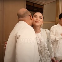 Setelah Dul, Al hadir bersama tunangannya, Alyssa Daguise. Pasangan yang akan segera menikah itu tampil kompak dalam balutan busana berwarna putih. Foto: YouTube/MAIA ALELDUL TV