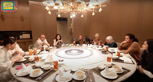 Acara bukber bersama keluarga itu tampak digelar di sebuah restoran mewah dengan ruangan privat. Dari foto terlihat Maia dan keluarganya yang asik menyantap beragam hidangan buka puasa yang sudah disediakan. Foto: YouTube/MAIA ALELDUL TV