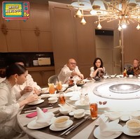 Acara bukber bersama keluarga itu tampak digelar di sebuah restoran mewah dengan ruangan privat. Dari foto terlihat Maia dan keluarganya yang asik menyantap beragam hidangan buka puasa yang sudah disediakan. Foto: YouTube/MAIA ALELDUL TV