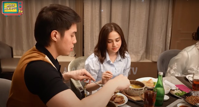 Di sela-sela momen bukber tersebut juga terselip momen manis kemesraan El dan Syifa yang terlihat di kamera. El dan Syifa tampak berbagi makanan satu piring berdua. Tak hanya itu saja, El juga memotong-motong makanan tersebut agar lebih mudah diambil oleh Syifa. Foto: YouTube/MAIA ALELDUL TV