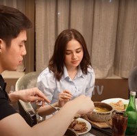 Di sela-sela momen bukber tersebut juga terselip momen manis kemesraan El dan Syifa yang terlihat di kamera. El dan Syifa tampak berbagi makanan satu piring berdua. Tak hanya itu saja, El juga memotong-motong makanan tersebut agar lebih mudah diambil oleh Syifa. Foto: YouTube/MAIA ALELDUL TV