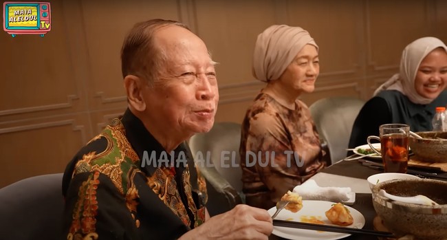 Kedua orangtua Maia, Harjono Sigit dan Kusthini juga turut hadir. Keduanya tampak bahagia dan begitu menikmati momen buka puasa bersama keluarga. Foto: YouTube/MAIA ALELDUL TV