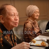 Kedua orangtua Maia, Harjono Sigit dan Kusthini juga turut hadir. Keduanya tampak bahagia dan begitu menikmati momen buka puasa bersama keluarga. Foto: YouTube/MAIA ALELDUL TV