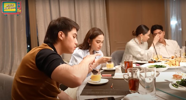 Tak hanya oleh El dan Syifa, momen mesra juga diperlihatkan oleh pasangan yang akan segera menikah, Al dan Alyssa Daguise. Selain untuk bukber, momen makan malam bersama itu juga sekaligus untuk membahas rencana pernikahan Al dan Alyssa yang akan menikah tahun ini. Foto: YouTube/MAIA ALELDUL TV