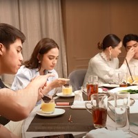 Tak hanya oleh El dan Syifa, momen mesra juga diperlihatkan oleh pasangan yang akan segera menikah, Al dan Alyssa Daguise. Selain untuk bukber, momen makan malam bersama itu juga sekaligus untuk membahas rencana pernikahan Al dan Alyssa yang akan menikah tahun ini. Foto: YouTube/MAIA ALELDUL TV