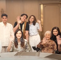 Punya paras good looking semua, penampilan Maia dan keluarganya pun banjir pujian. Ditambah ketiga calon mantunya, Alyssa, Syifa, dan Tissa yang selalu tampil tak kalah memukau. Foto: YouTube/MAIA ALELDUL TV