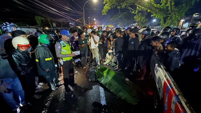 Kecelakaan maut di Makassar melibatkan bus Mercy dan sepeda motor, mengakibatkan pelajar 17 tahun tewas di lokasi.