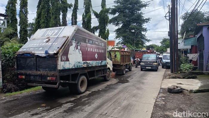 Truk sampah antre panjang di TPA Antang, Makassar, akibat over kapasitas dan akses jalan yang rusak.