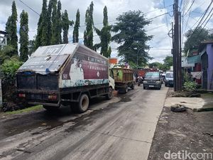 Truk Antre Buang Sampah di TPA Antang Makassar gegara Over Kapasitas