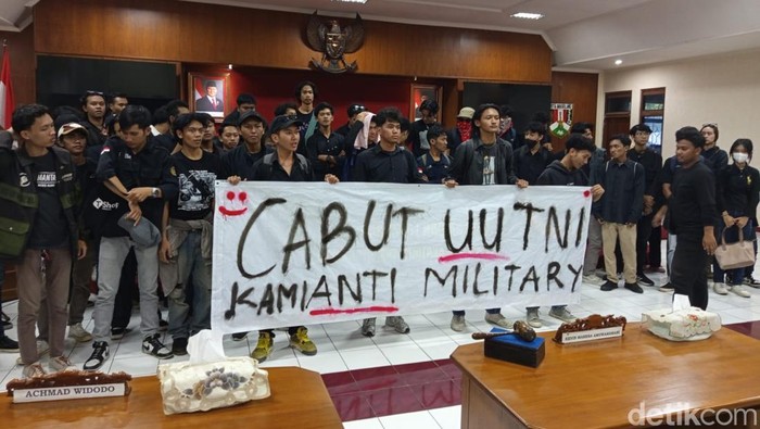 Massa aksi tolak pengesahan revisi UU TNI di Pemkot dan DPRD Kota Magelang, Jumat (21/3/2025).