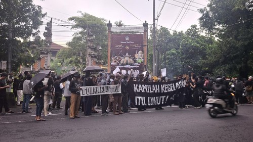 Massa berkumpul di depan gedung DPRD Bali dalam aksi hari kedua menolak pengesahan UU TNI, Jumat (21/3/2025). (Fabiola Dianira)