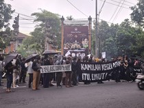 Ratusan Massa di Bali Gelar Aksi Tolak UU TNI di Gedung DPRD