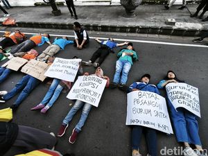 Massa Buruh Gelar Aksi Tidur di Jalan Depan Rumah Bos Sritex, Ini Tuntutannya