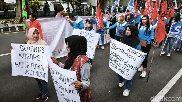 Massa buruh menggeruduk rumah bos Sritex di Solo, Jumat (21/3/2025).