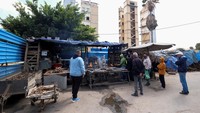 Warga Libya setia menanti menunggu Tannour yang dipesannya selesai dimasak.