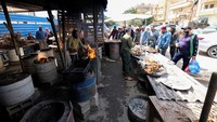 Tempat ini ramai seperti yang Anda lihat. Semua orang membutuhkannya. Kami tidak ingin mengecewakan orang-orang (yang membutuhkan roti) di bulan Ramadan, katanya, sambil memanggang roti.