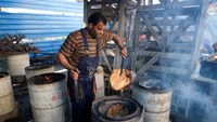 Sebelumnya, penduduk desa biasa memanggang roti menggunakan oven tradisional, yang juga menghemat energi di saat krisis.