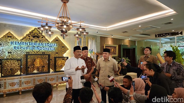 Menteri Sosial Gus Ipul dan Sekretaris Kabinet (Seskab) Letkol Teddy Indra Wijaya. (Adrial/detikcom)
