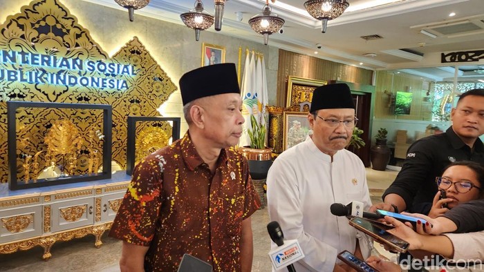 Menteri Sosial Gus Ipul dan Sekretaris Kabinet (Seskab) Letkol Teddy Indra Wijaya. (Adrial/detikcom)