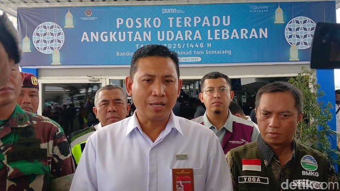 Kepala Stasiun Meteorologi Ahmad Yani Semarang, Yoga Sambodo (kanan), saat hadir dalam pembukaan posko angkutan udara Lebaran di Bandara Ahmad Yani Semarang, Jumat (21/3/2025).