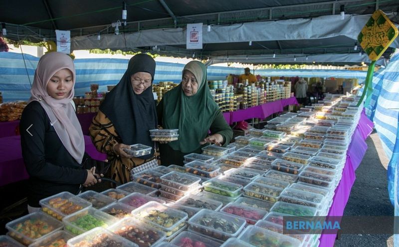 Murah! Wanita Ini Jual Kue Lebaran Hanya Rp 22 Ribu per Stoples