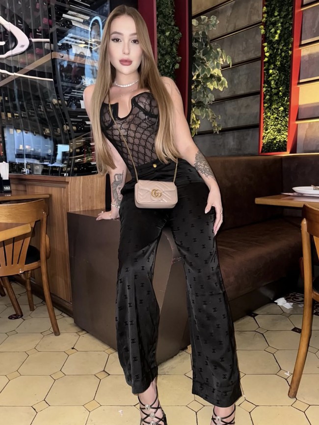 Menurut laporan, pesta kontroversial itu terjadi di sebuah rumah pedesaan milik politisi dan insinyur Brasil, Rafael Motta. Any mengklaim bahwa ia tidur dengan Neymar bersama wanita lain dalam pesta tersebut. Ia juga mengungkapkan bahwa dirinya dibayar sebesar 20.000 real Brasil atau sekitar Rp 158 juta untuk berhubungan dengan Neymar.  Foto: dok. Instagram @anyawuada