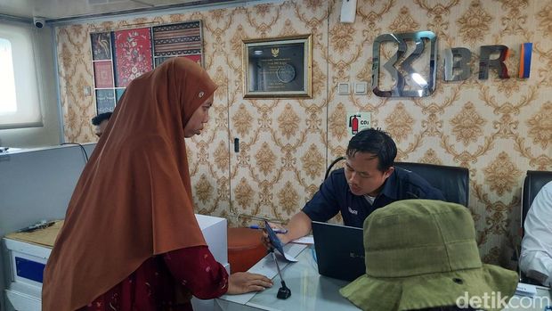 Nur Hasanah, salah satu penduduk Pulau Pramuka di Teras BRI Kapal.