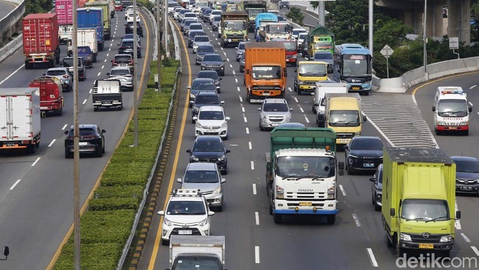 Pemerintah menerapkan pembatasan operasional angkutan barang saat Lebaran 2025. Kebijakan ini berlaku selama 16 hari, mulai dari tanggal 24 Maret sampai 8 April 2025.