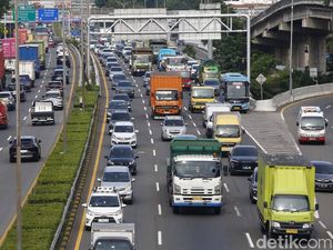 Larangan Truk Sumbu 3 di Jabar: Melanggar, Barang Wajib Oper Alih