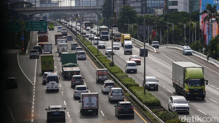 Operasi Truk Dibatasi Saat Mudik Lebaran 2025 Pemerintah menerapkan pembatasan operasional angkutan barang saat Lebaran 2025. Kebijakan ini berlaku selama 16 hari, mulai dari tanggal 24 Maret sampai 8 April 2025.
