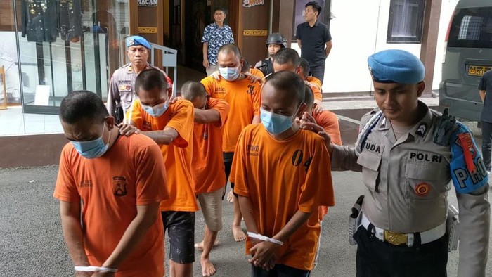 Para tersangka yang terjaring operasi pekat di Trenggalek